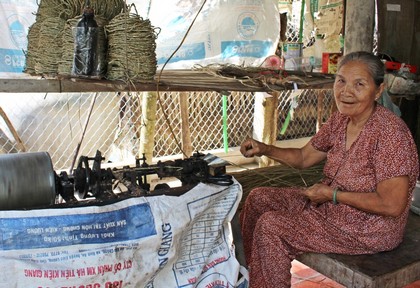 Từ nguồn quỹ hội, bà Bảy có vốn để mua nguyên liệu về xe lõi lác.