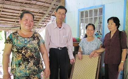 Mô hình chăn nuôi bò của ông Tài (phải) mang lại hiệu quả kinh tế cao.