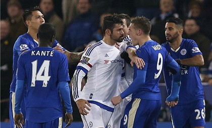 Pha xô xát giữa Costa và Vardy. Ảnh Reuters.