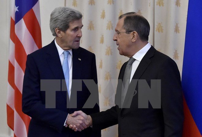 Ngoại trưởng Nga Sergei Lavrov (phải) hội đàm với Ngoại trưởng Mỹ John Kerry đang trong chuyến thăm Nga. (Ảnh: AFP/TTXVN)