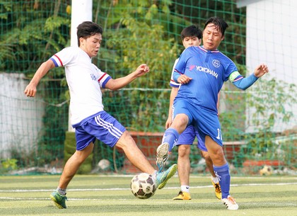 Pha tranh bóng giữa Gà Công Nghiệp (áo trắng) trong trận thắng Ngọc Thủy (Trà Vinh) 2-1.