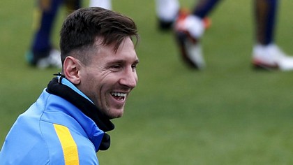 Messi cười tươi trong buổi tập cùng Barcelona trên đất Nhật - Ảnh: Reuters