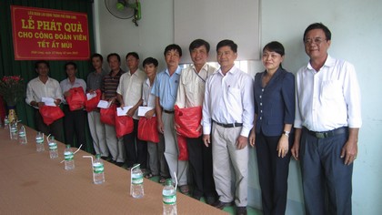 Tặng quà tết công nhân lao động năm Ất Mùi.