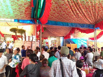Đám tang 6 người bị thảm sát ở Bình Phước được nhiều người đến chia buồn.