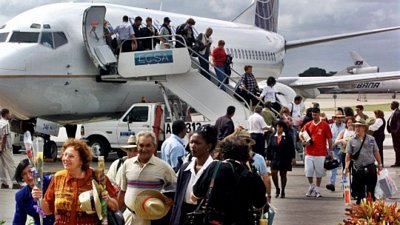 Chuyến bay đầu tiên của Hãng hàng không Continental từ bang Florida (Mỹ) tới Havana (Cuba), ngày 1-11-2001. (Ảnh: AP)