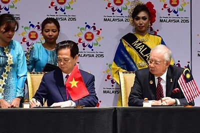 Thủ tướng Nguyễn Tấn Dũng ký Tuyên bố  Kuala Lumpur 2015 về thành lập Cộng đồng ASEAN.