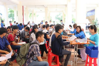 Tân SV Trường ĐH Sư phạm kỹ thuật Vĩnh Long làm thủ tục nhập học.