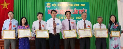 Ông Lữ Quang Ngời trao bằng khen và kỷ niệm chương cho các tập thể và cá nhân. 