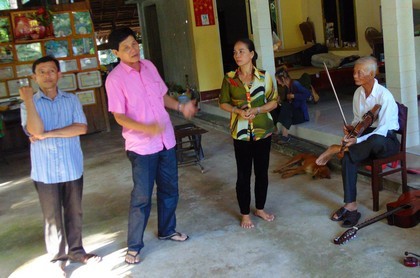 Nghệ nhân Quốc Trạch (thứ hai từ trái sang) hướng dẫn cho các tài tử ca tập luyện chập cải lương chuẩn bị hội diễn.