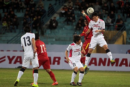 Một pha tranh chấp bóng giữa cầu thủ ĐT U23 Việt Nam và CLB Cerezo Osaka trong trận đấu tối 17/12/2015. Ảnh: thethaovietnam.vn