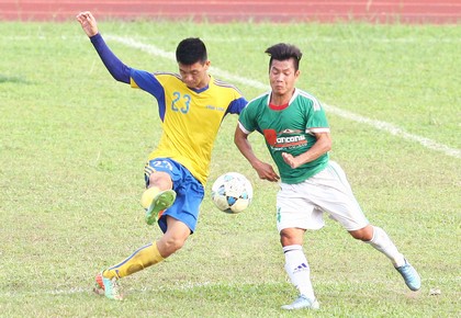 Thanh Dương (VL, trái) trước Văm Sâm (M.SG).
