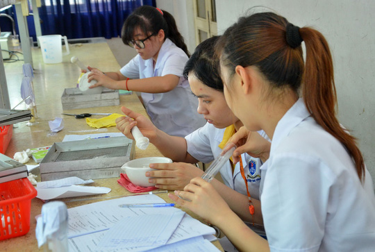 Sinh viên ngành dược của một trường ĐH trong giờ thực hành Ảnh: TẤN THẠNH