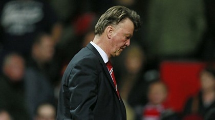 HLV Van Gaal cúi mặt rời sân sau khi M.U để thua Norwich 1-2 trên sân nhà. Ảnh: Reuters