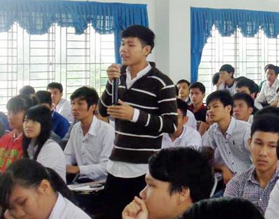  Sinh viên phát biểu tại buổi đối thoại.