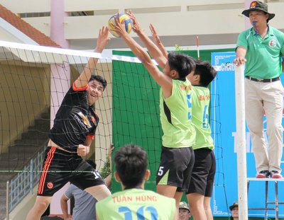 Pha tranh bóng Trường THPT Vĩnh Long (bên trái) trong trận chung kết thắng Phường 8 với tỷ số 2-1.
