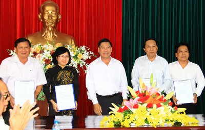 Bí thư Tỉnh ủy- Trần Văn Rón trao quyết định điều động cán bộ cho các chức danh chủ chốt của tỉnh.
