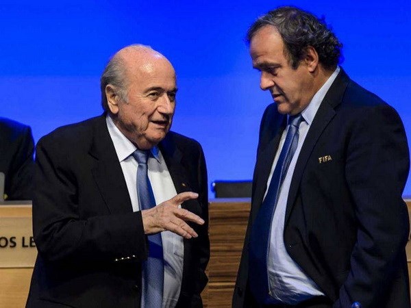 Blatter và Platini bị cấm tham gia hoạt động liên quan đến bóng đá. (Nguồn: AFP)