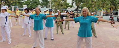 Bà Dung (hàng trên, bìa trái) tập dưỡng sinh đều đặn trong 20 năm qua.