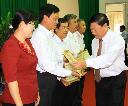 Bí thư Tỉnh ủy- Trần Văn Rón tặng bằng khen cho các tập thể và cá nhân tiêu biểu. 