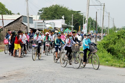 Học sinh điều khiển xe đạp lấn hết cả Đường tỉnh 909.