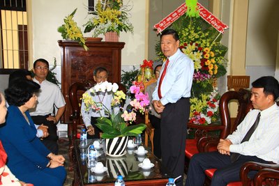 Bí thư Tỉnh ủy- Trần Văn Rón chúc đồng bào Công giáo và Tin lành mùa Giáng sinh an lành, hạnh phúc.