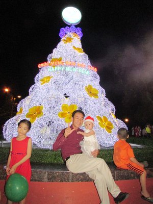 Người dân rất thích thú chụp ảnh cùng tháp đèn Led.