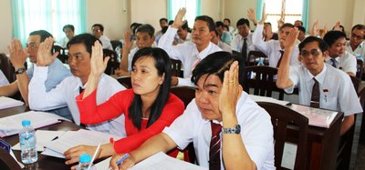 Biểu biểu quyết thông qua nghị quyết.