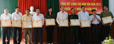 Phó Trưởng ban Dân vận Tỉnh ủy- Trần Văn Khái trao giấy khen cho các tập thể xuất sắc 