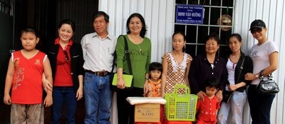 Cán bộ xã Tân Phú cùng các nhà hảo tâm đến trao tặng nhà cho hộ gia đình ông Đinh Văn Hướng.
