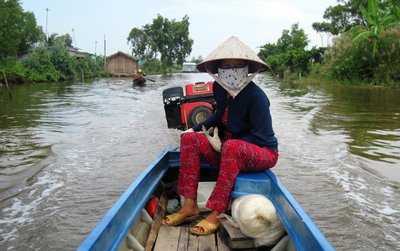 Chị Trang- người có chồng may mắn thoát chết trong bão số 5 của 17 năm trước, chạy đò thay chồng kiếm tiền nuôi con.