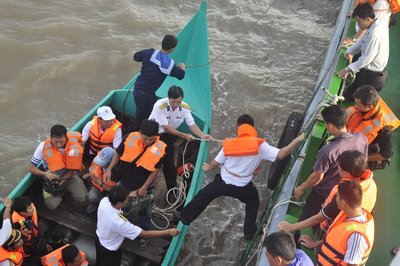 Đoàn công tác di chuyển vào thăm Hòn Khoai. Ảnh: NGỌC TRẢNG