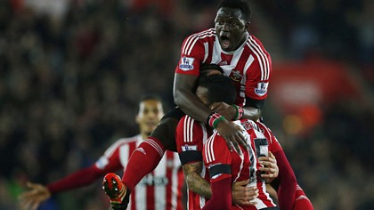 Niềm vui của các cầu thủ Southampton sau khi Martina mở tỉ số. Ảnh: Reuters