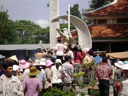 Rất đông người dân đến dâng hương, tưởng nhớ công ơn hai vị anh hùng dân tộc.