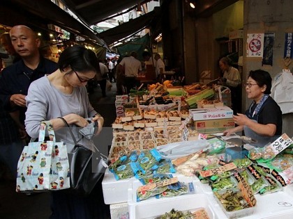 Người dân Nhật Bản mua sắm tại thủ đô Tokyo. (Nguồn: AFP/TTXVN)