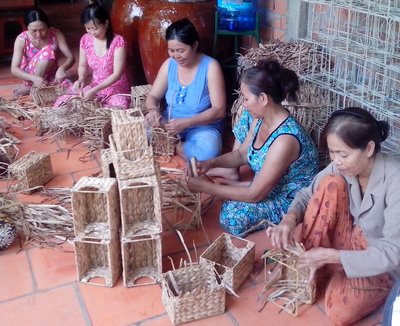 Học theo Bác đoàn kết là sức mạnh, giúp nhau cùng tiến bộ, các cấp hội liên hiệp phụ nữ (LHPN) trong tỉnh đã hỗ trợ nhau làm kinh tế, thành lập được nhiều mô hình kinh tế tập thể, tổ liên kết, hợp tác xã (HTX) để cùng nhau thi đua sản xuất, nâng cao mức sống.  Các tổ liên kết sản xuất hàng thủ công mỹ nghệ giải quyết việc làm cho nhiều lao động nông thôn.