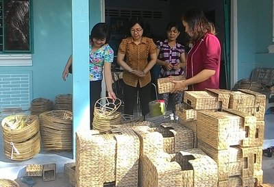 Lãnh đạo Hội LHPN tỉnh thăm HTX Thủ công mỹ nghệ Quyết Thắng của chị Phạm Thị Tơ (thứ 2 từ phải qua).