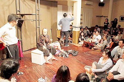Một điểm diễn kịch tại quán cà phê.