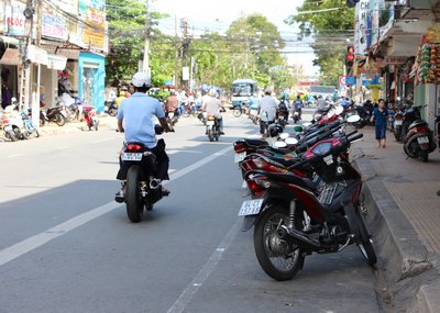 Đường 3 Tháng 2 (Phường 1) có vỉa hè chật hẹp, xe máy phải đậu dưới lòng đường.
