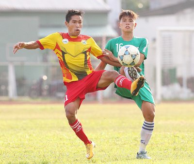 Xuân Bách (16, VL- phải) đi bóng trước Xuân Ngọc (11, XMF.TN).