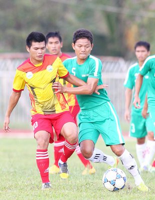  Hoài Lâm (5, VL- phải) tranh bóng với Văn Tấn (10, XMF.TN).