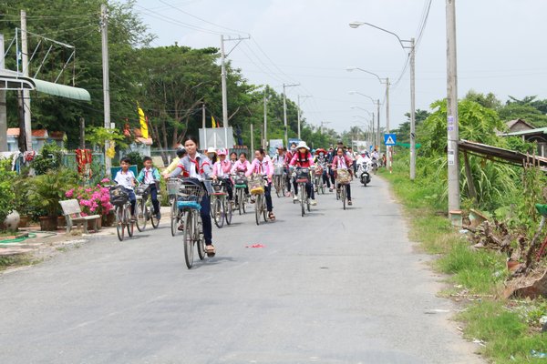 Học sinh chạy hàng 3 hàng 4 chiếm hết cả con đường Tỉnh lộ 909.