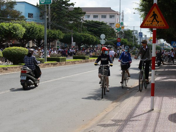 Các em vẫn vô tư vừa chạy ngược chiều vừa trò chuyện.