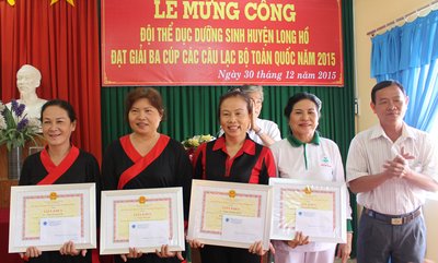 4 cá nhân xuất sắc được nhận giấy khen của UBND huyện. 