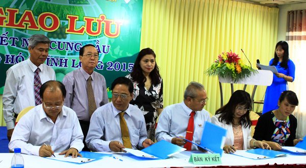 Tổ chức thành công Hội chợ công thương đồng bằng sông Cửu Long - Vĩnh Long năm 2015. Tăng cường giao lưu kết nối cung cầu hàng hóa Vĩnh Long - Thành phố Hồ Chí Minh năm 2015.