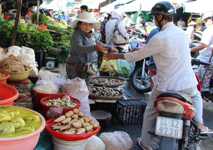 Giá rau củ tại chợ nhích nhẹ.