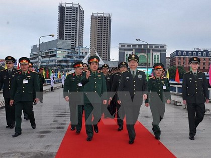 Đại tướng Phùng Quang Thanh đón Thượng tướng Thường Vạn Toàn tại cửa khẩu quốc tế Lào Cai. (Ảnh: Trọng Đức/TTXVN)     