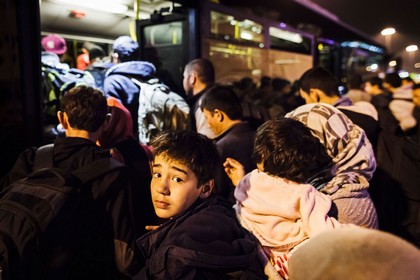 Người di cư chen chúc để lên một chiếc xe bus tại Hy Lạp (Ảnh: UNHCR)