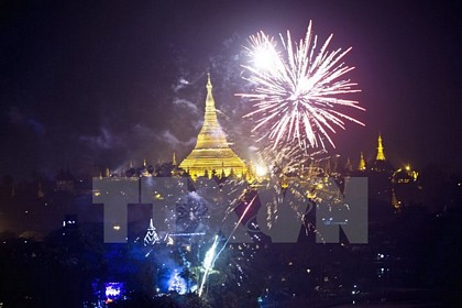 Pháo hoa rực rỡ bên ngôi chùa Shwedagon nổi tiếng ở Yangon, Myanmar trong lễ đón mừng Năm mới ngày 1/1/2016. (Nguồn: AFP/TTXVN)