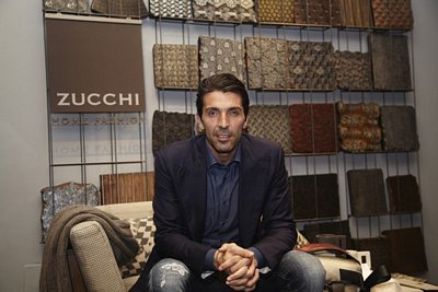 Buffon trở thành ân nhân trong mắt không ít công nhân của công ty dệt may Zucchi. Ảnh: Corriere.