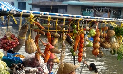 Cây bẹo trên ghe bán rau, củ.